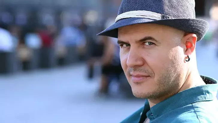 İlişki Uzmanı Adil Yıldırım, kadınları uyardı: Erkekten bu cümleyi duyuyorsanız arkanıza bakmadan kaçın