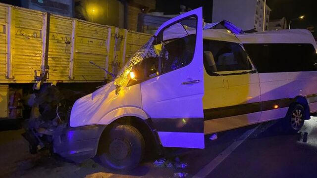 Antalya Serik’te tur minibüsü kamyona çarptı olay sonucu: 2 ölü, 9 yaralı