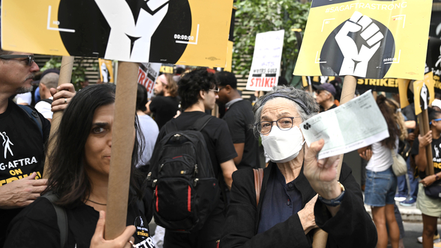 Hollywood’da grev yapan oyuncuların yapımcılarla görüşmeleri askıya alındı