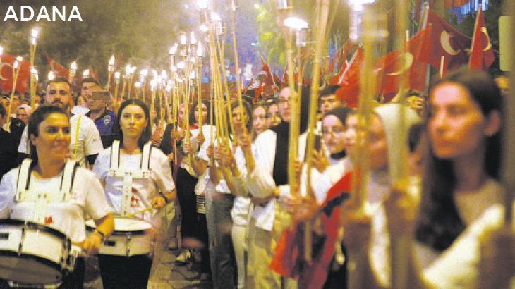 Cumhuriyet’in ışığı geceyi aydınlattı