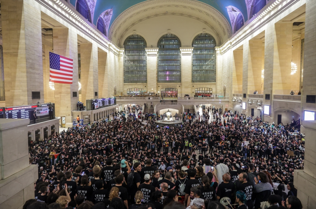 Barış yanlısı Yahudi gruplar, New York metrosunda toplandı! Çok sayıda kişi tutuklandı