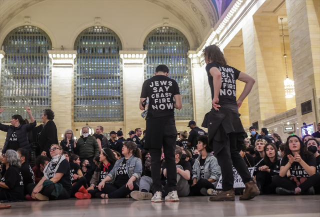 Barış yanlısı Yahudi gruplar, New York metrosunda toplandı! Çok sayıda kişi tutuklandı