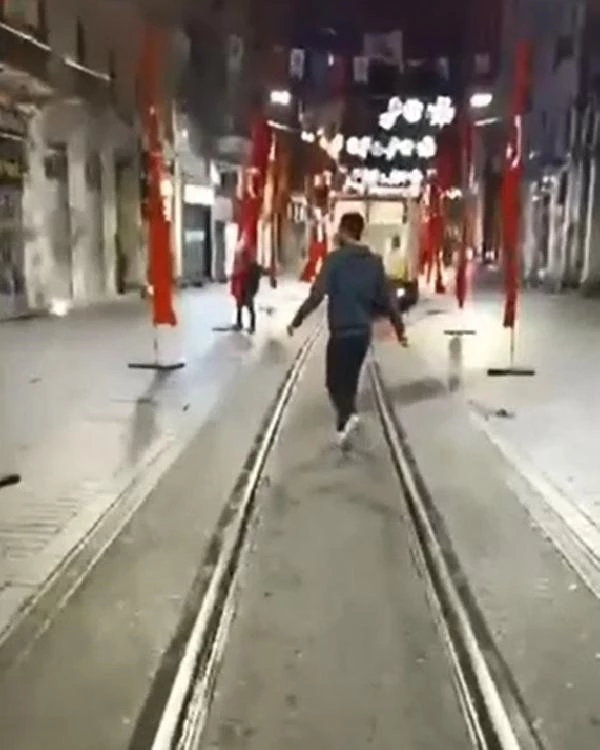 İstiklal Caddesi'nde bayrakları kıran ve üzerlerine basan şahıs gözaltına alındı