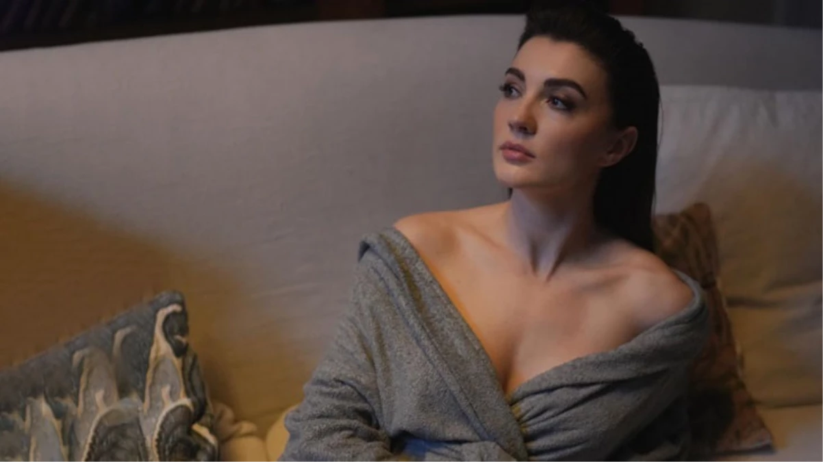 Burcu Özberk’in ayna karşısında verdiği sütyenli pozu olay yarattı