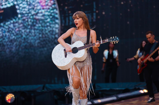 Taylor Swift'in konser filmi vizyona girmeden 100 milyon dolarlık bilet satışı ile rekor kırdı