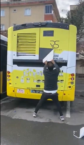 İBB, Dilan Polat’a ait markanın reklamlarını otobüslerden söktü