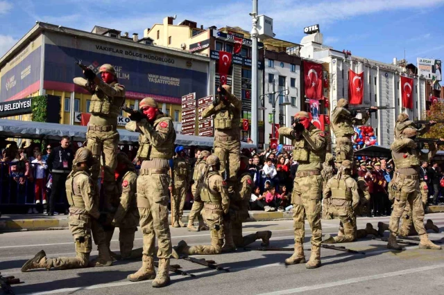 Cumhuriyet Bayramı kutlamalarına damga vuran görüntü! Komandoların zeybek oyunu izleyenleri mest etti