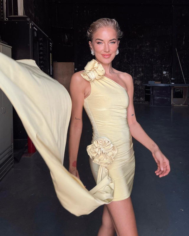 ”İsrail’in yanındayım” paylaşımını beğenen Burcu Esmersoy kendisini savundu, takipçileri inanmadı