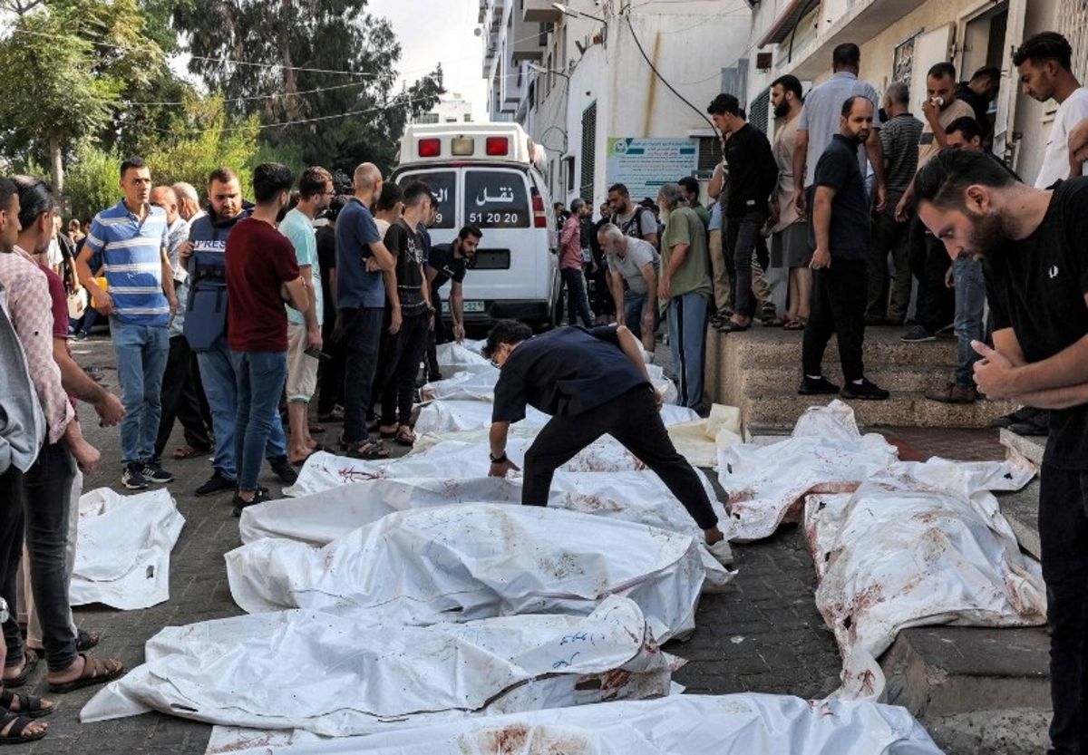 İsrail saldırılarında hayatlarını kaybeden Gazzeliler toplu mezarlara defnediliyor