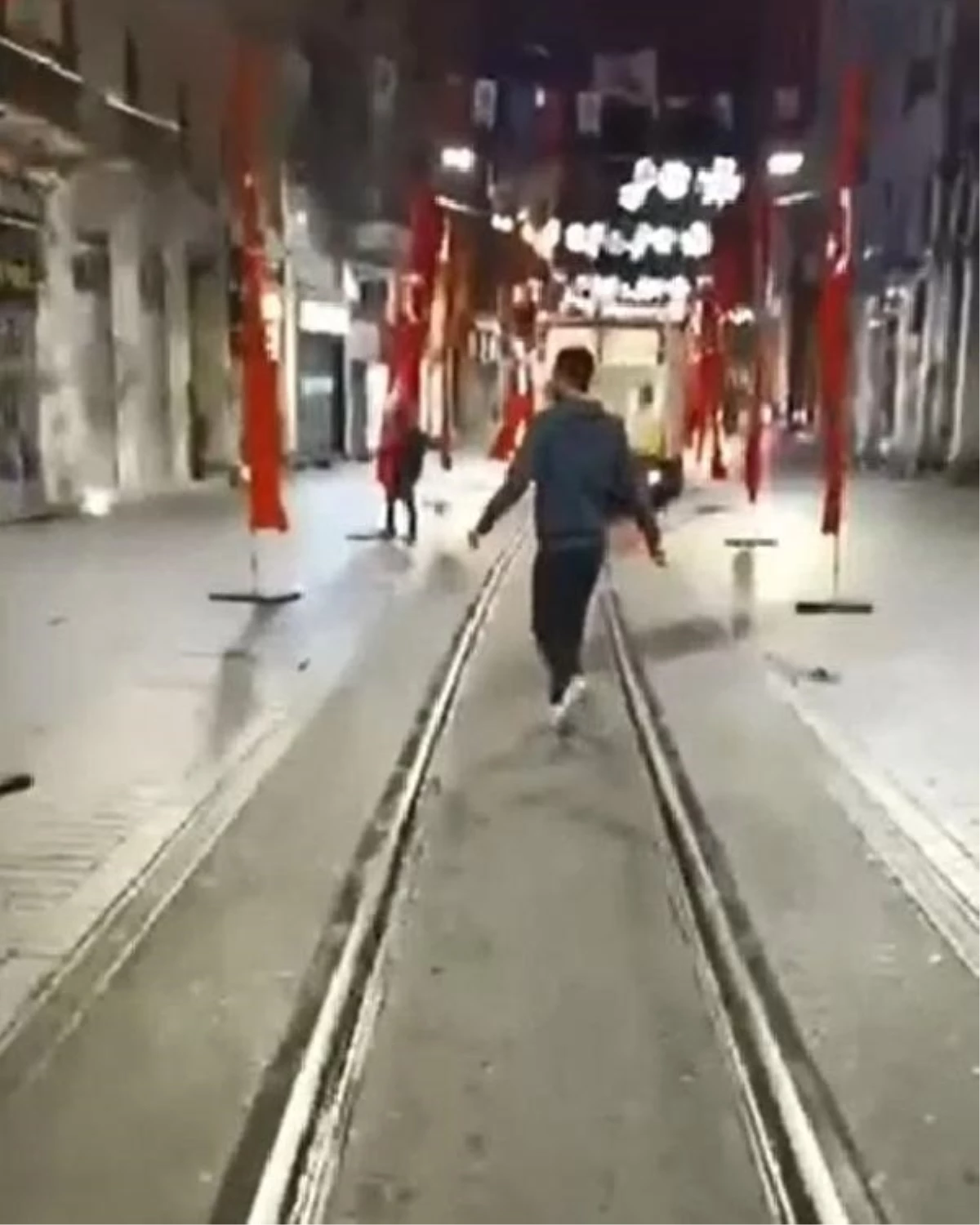 İstiklal Caddesi’nde bayrakları kıran ve üzerlerine basan şahıs gözaltına alındı