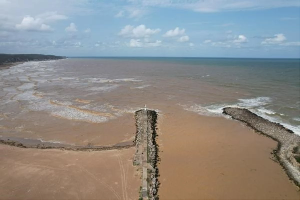 Şile’de kuvvetli yağışla derenin getirdiği çamur denizi kahverengiye çevirdi