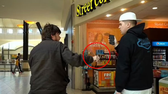 Youtuber, şaka yapmak isterken kurye tarafından göğsünden vuruldu