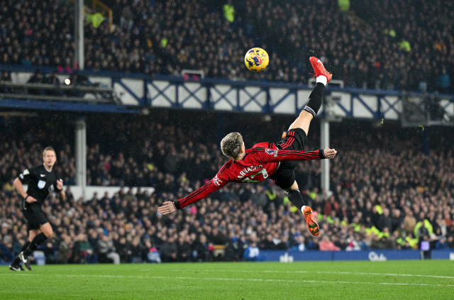 Futbol dünyası bu vuruşu konuşuyor! Manchester United'ın yıldızı Garnacho yılın golünü attı