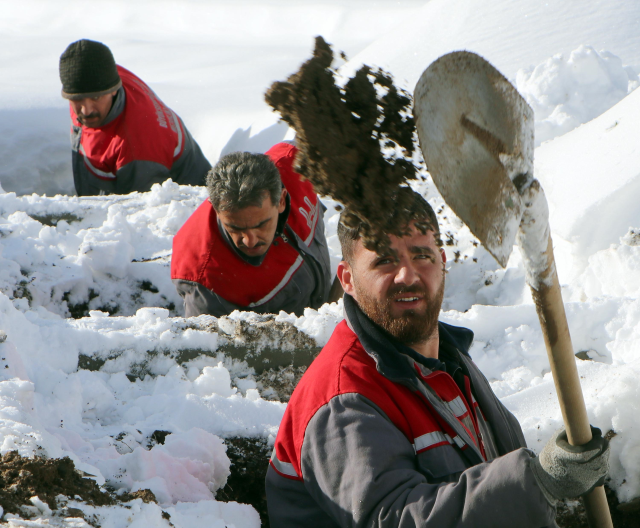 Hava sıcaklığının kışın eksi 20'yi bulduğu Erzurum'da şimdiden 600 mezar yeri kazıldı