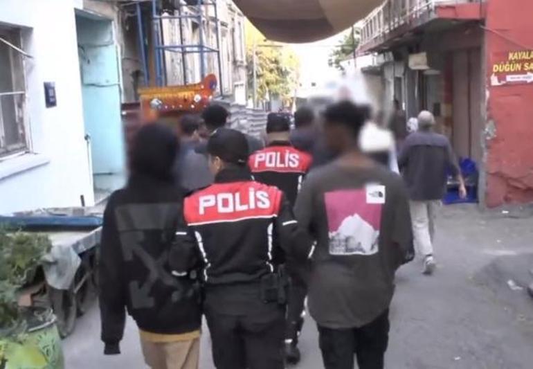 İzmir’de 'Kalkan' operasyonu; 309 kaçak göçmen yakalandı