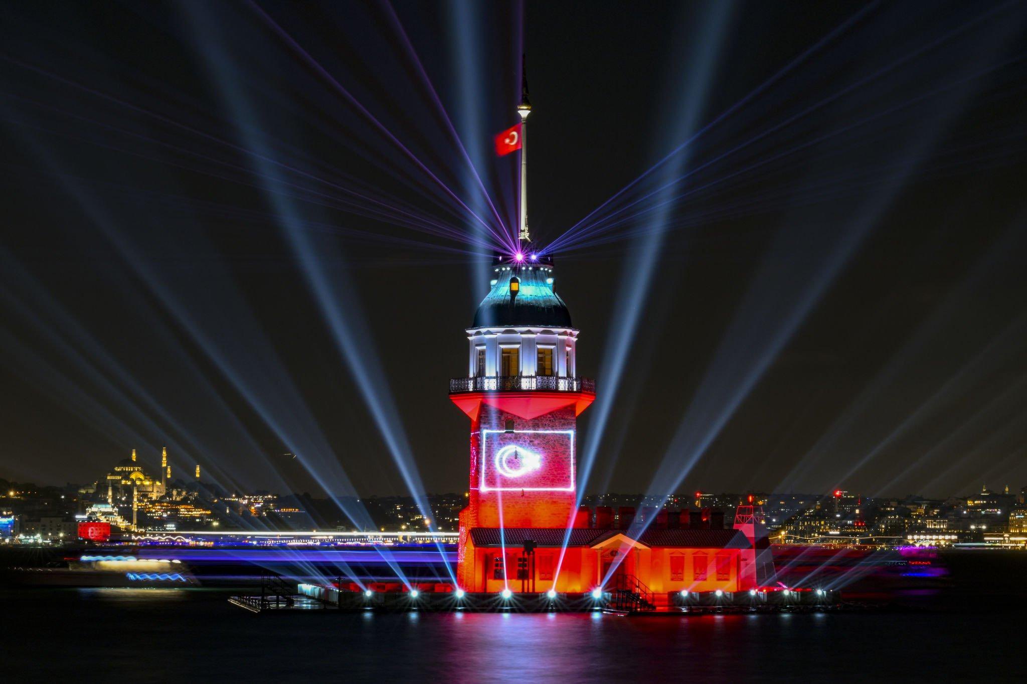 Galata Kulesi ile Kız Kulesi’ndeki ışık gösterileri 10 Kasım’a kadar sürecek