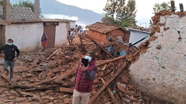 Nepal'de 6.4 büyüklüğünde deprem: 128 kişi hayatını kaybetti