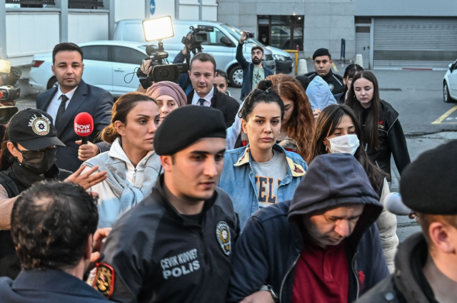 İkinci tutuklama kararını duyan Dilan Polat, adliye koridorunda eşine 