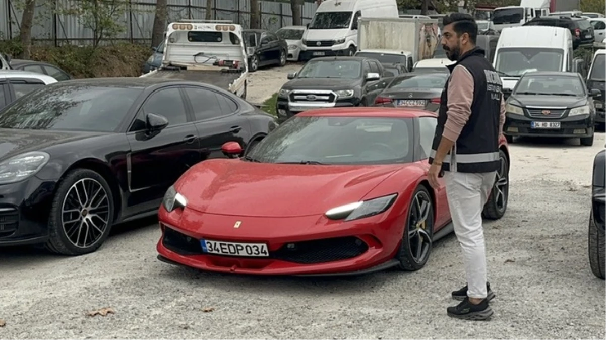 Dilan ve Engin Polat çiftinin araçları Emniyet’in önünde sergileniyor