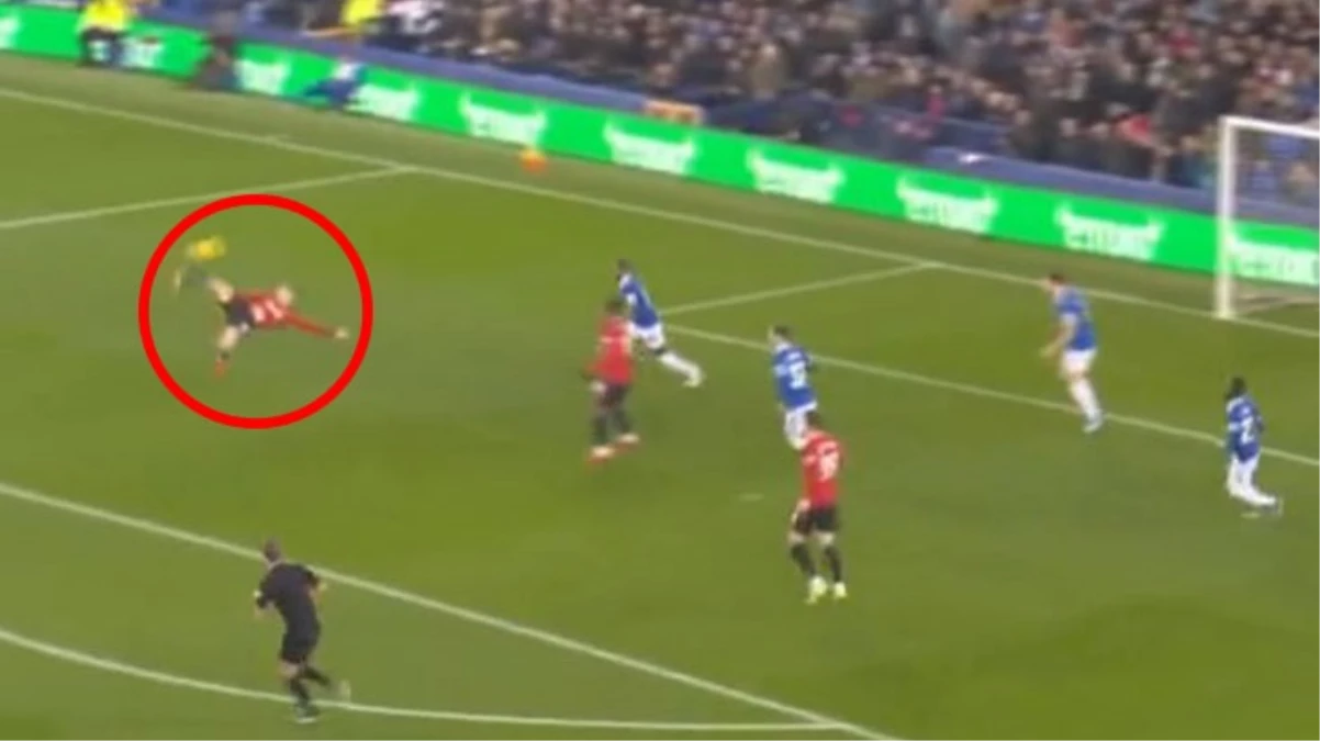 Futbol dünyası bu vuruşu konuşuyor! Manchester United’ın yıldızı Garnacho yılın golünü attı