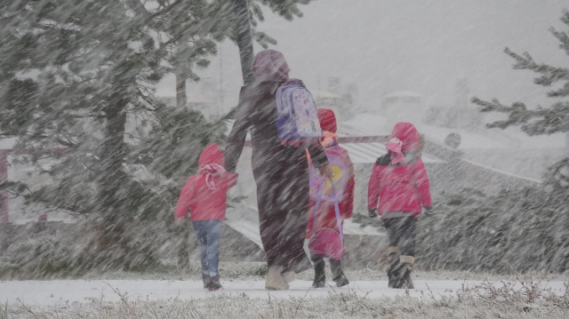 Kar yağışına teslim olan Erzurum'un 3 ilçesinde okullar bugün de tatil