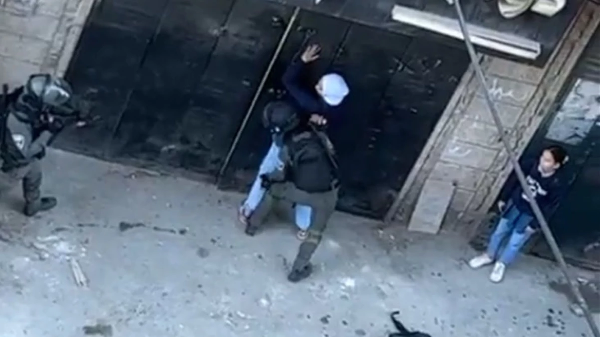İsrail askerinden Filistinli kız çocuğuna taciz edercesine üst araması
