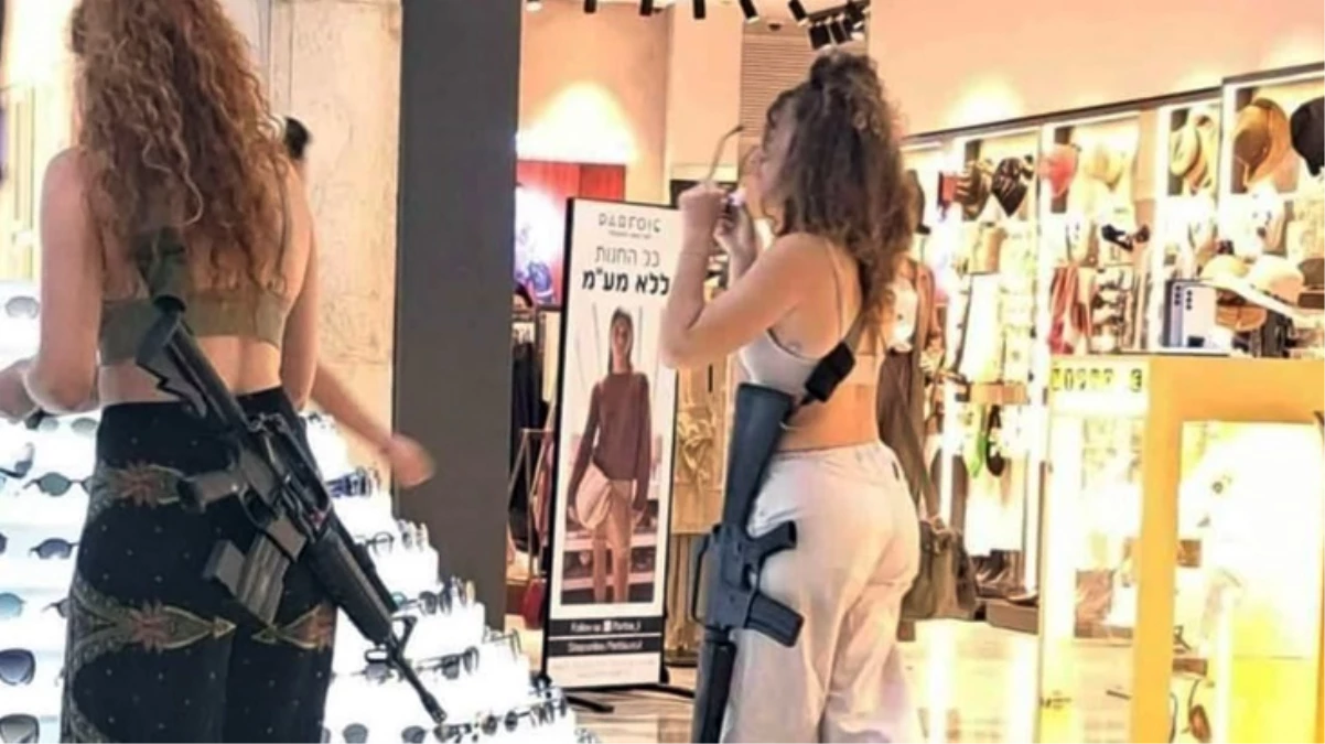 İsrail’de bir AVM’de uzun namlulu silah taşıyan siviller görüldü
