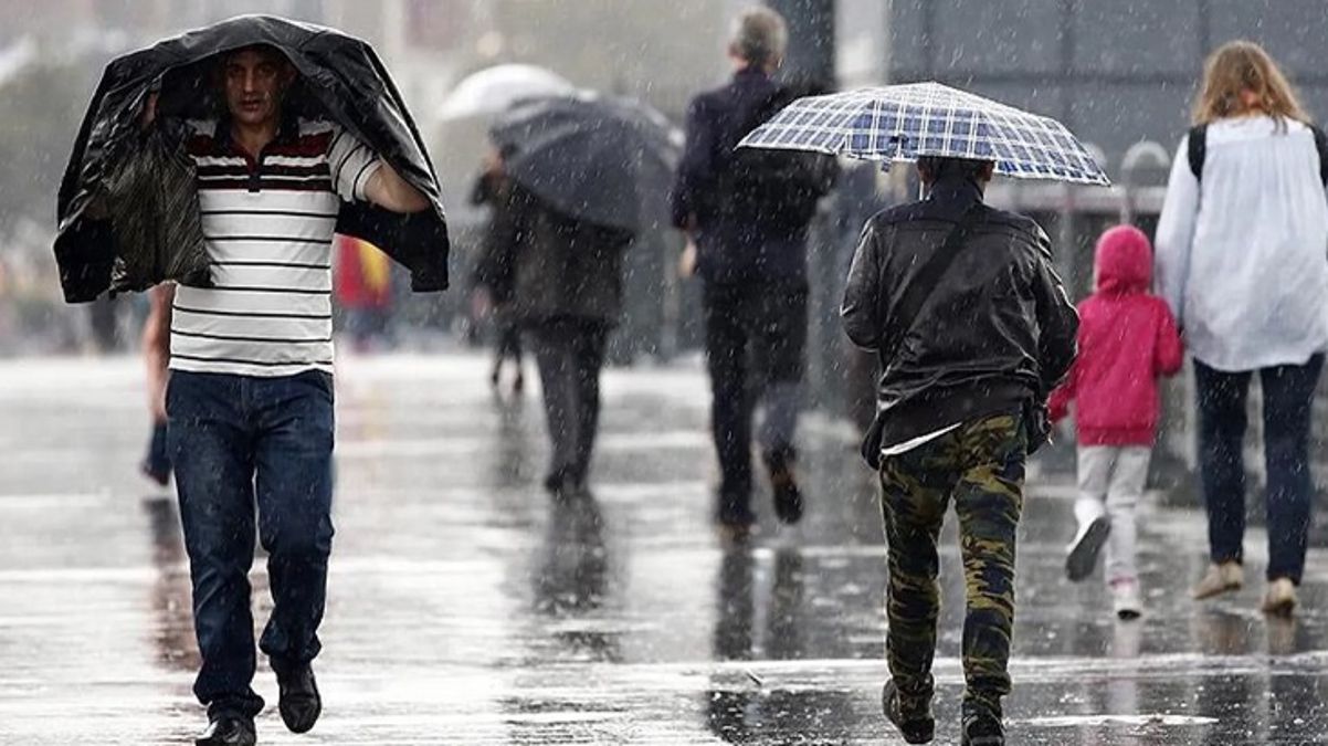 Meteoroloji’den İstanbul uyarısı: Yağış öğlen saatlerinde şiddetini artıracak, montsuz ve yağmurluksuz dışarı çıkmayın
