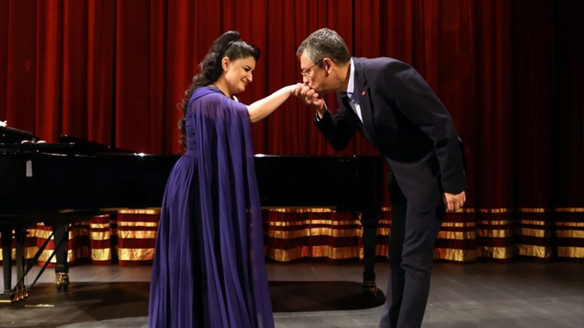 Türkiye’ye “İşgalci” diyen kadının elini öpen Özgür Özel’den eleştirilere yanıt