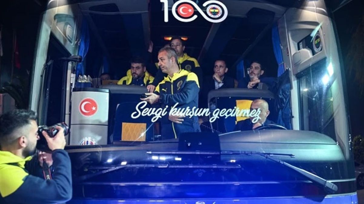 Suudi Arabistan'daki Süper Kupa finalinin iptal olmasının ardından Galatasaray ve Fenerbahçe yurda döndü