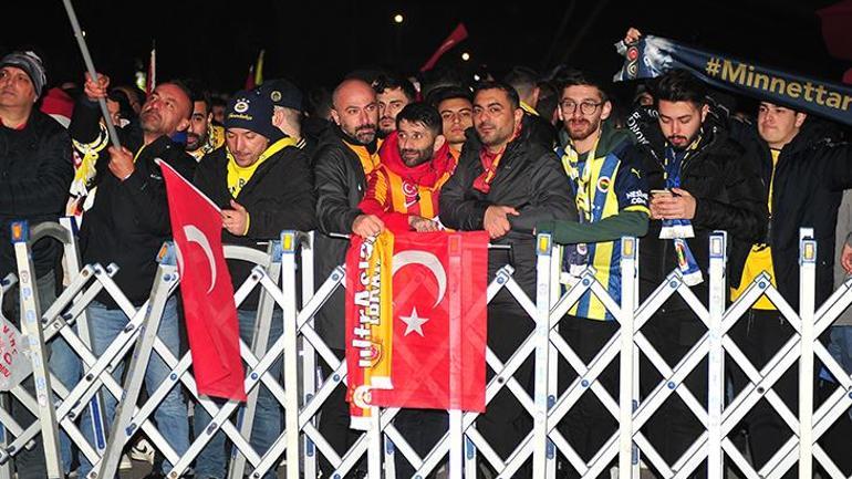 Galatasaray ve Fenerbahçe yurda döndü! Taraftarlar havaalanına akın etti