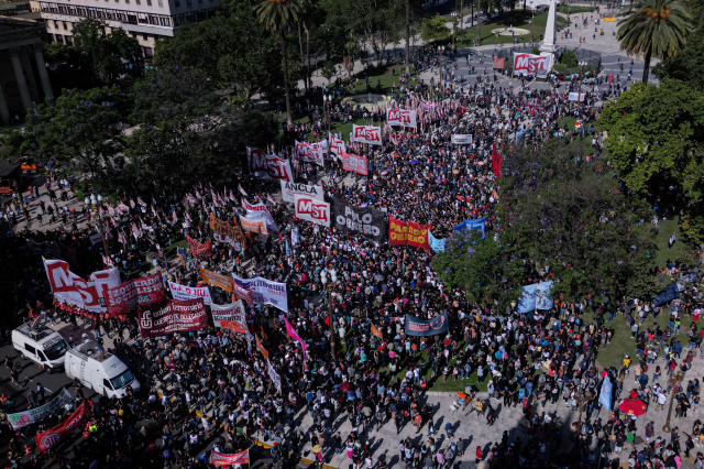 Arjantin'de yeni hükümetin kemer sıkma politikasına tepki! Yüzlerce kişi sokağa indi