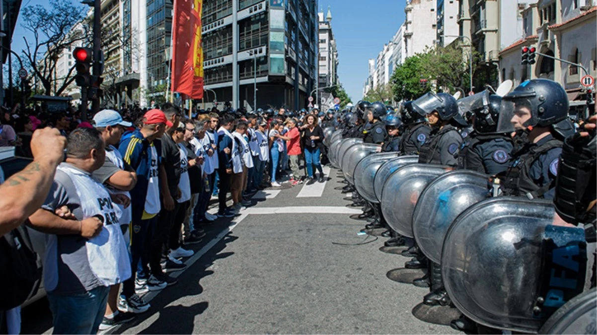 Arjantin'de yeni hükümetin kemer sıkma politikasına tepki! Yüzlerce kişi sokağa indi
