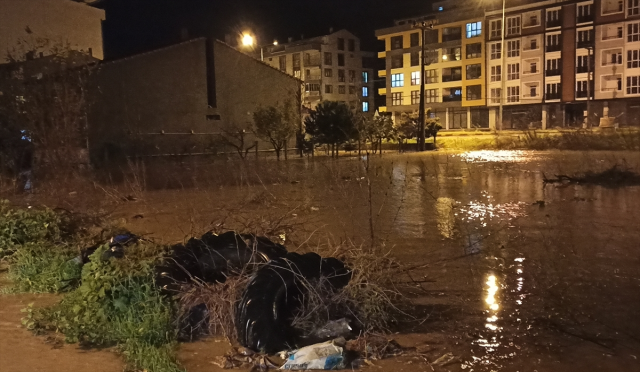 Çanakkale'de akşam saatlerinde bastıran yağmur sonrası bazı mahalleleri su bastı