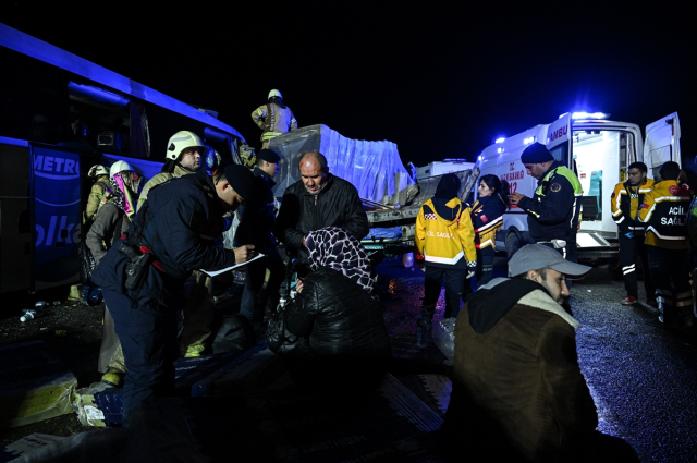 Kuzey Marmara'da yolcu otobüsüyle tır çarpıştı: 1 ölü, 31 yaralı