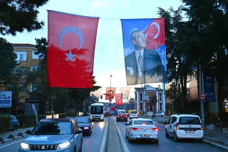 Suudi Arabistan Başkonsolosluğu'nun bulunduğu sokak Atatürk posterleri ile donatıldı