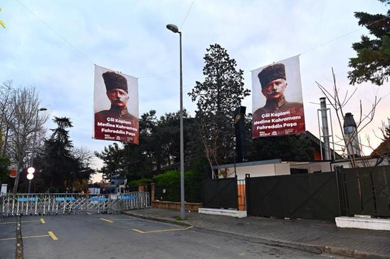 Suudi Arabistan Başkonsolosluğu'nun bulunduğu sokak Atatürk posterleri ile donatıldı