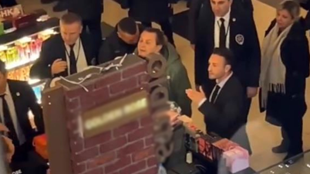 Ünlü sunucu Armağan Çağlayan, çekim için gittiği AVM'de çalışanlarla tartıştı: Salak yerine konuldum