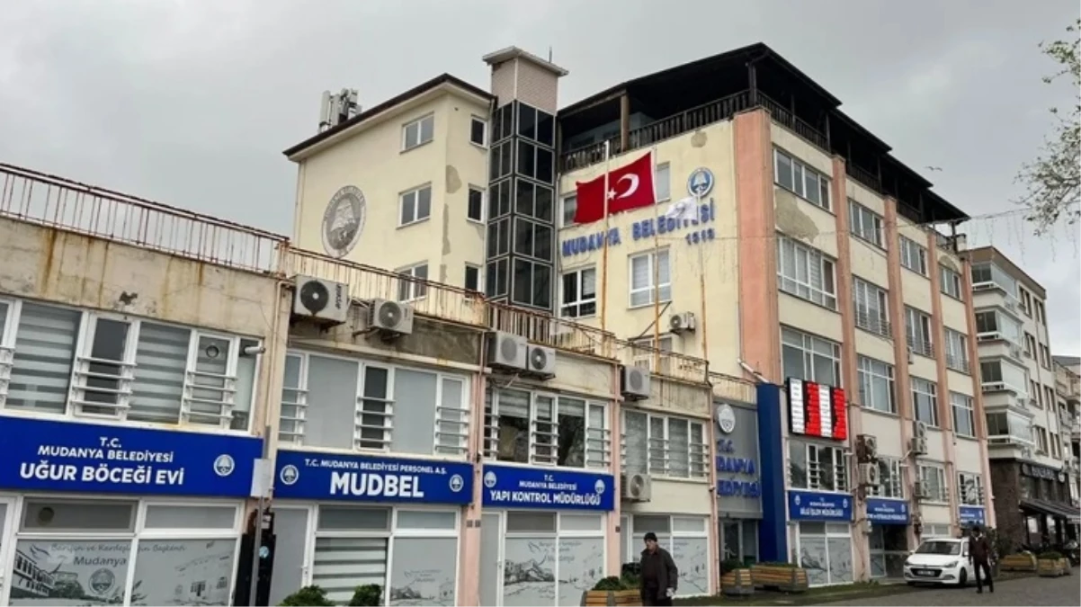 5.1’lik depremde hasar alan Mudanya Belediyesi’nin binası tahliye edildi