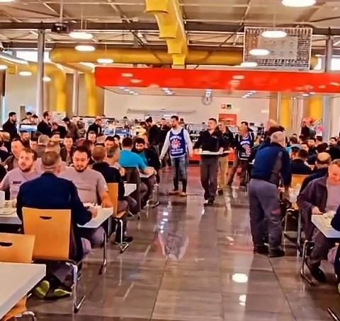 Yüzde 35'lik zammı beğenmeyen Bosch Fabrikası çalışanları yemekhanede eylem yaptı