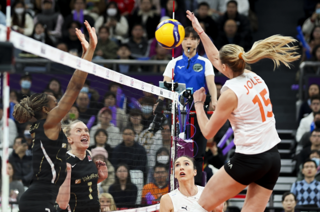 Eczacıbaşı Dynavit, Vakıfbank'ı 3-2 mağlup ederek dünya şampiyonu oldu