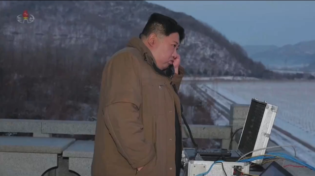 Ülkenin en güçlü silahı! Balistik füze testini izleyen Kim-Jong-un'un ABD'ye bir mesajı var