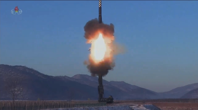 Ülkenin en güçlü silahı! Balistik füze testini izleyen Kim-Jong-un'un ABD'ye bir mesajı var