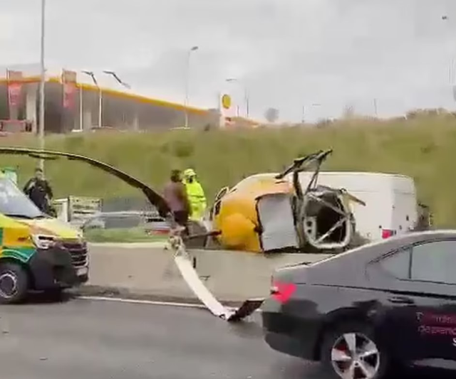 İspanya'da helikopter, seyir halindeki otomobilin üzerine düştü