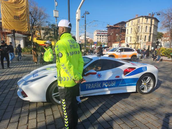 Suç örgütlerinden el konulan Ferrari sokaklarda