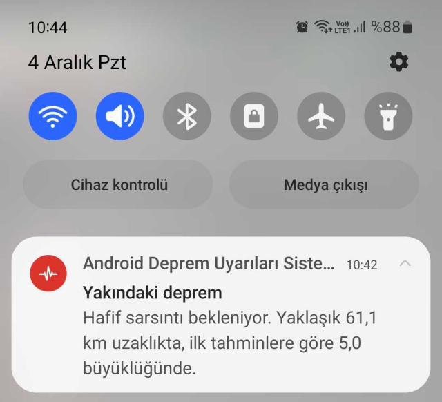 Marmara'daki deprem öncesi Android telefonlara gelen uyarı mesajı dikkat çekti