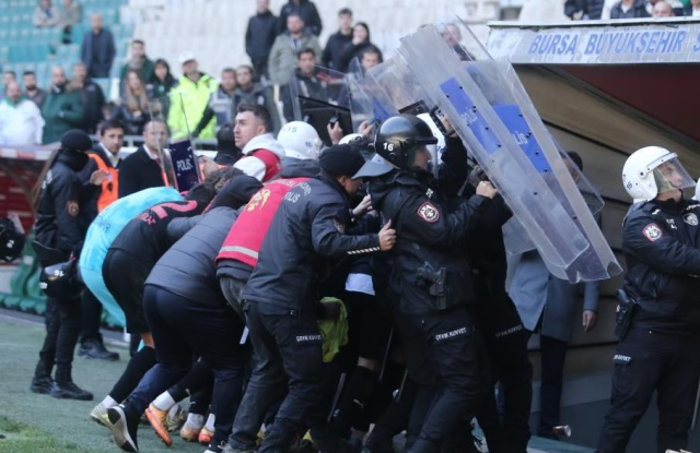 Bursaspor-Diyarbekirspor maçını karıştıran hareket! Tekmeler ve kartlar havada uçuştu