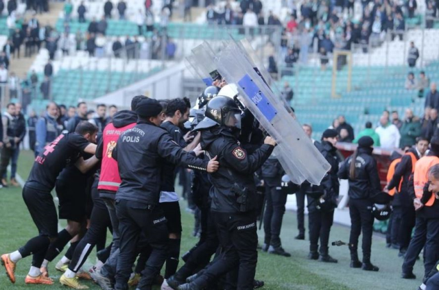 Bursaspor-Diyarbekirspor maçını karıştıran hareket! Tekmeler ve kartlar havada uçuştu
