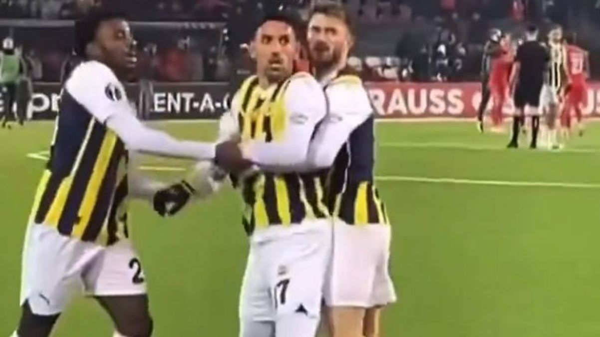 Bunlar taraftar değil, provokatör! İrfan Can Kahveci’nin neden çıldırıp tribüne koştuğu video kaydında ortaya çıktı