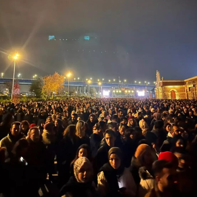 Melike Şahin, İBB'nin öğretmenlere özel konserine çıkmaktan vazgeçti! 3 saat bekleyen seyirci sebebi duyunca çıldırdı